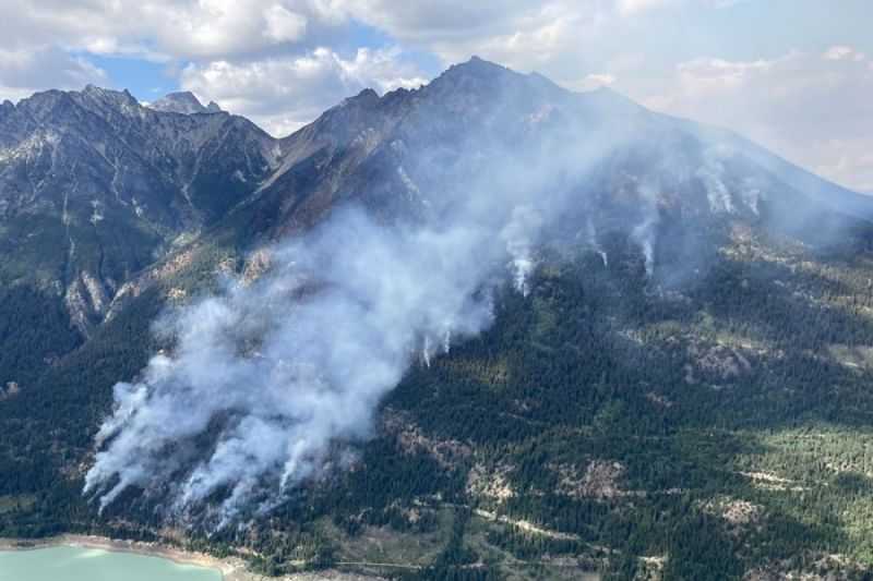 Kebakaran Hutan Tunda Kegiatan Operasional Pelabuhan Vancouver